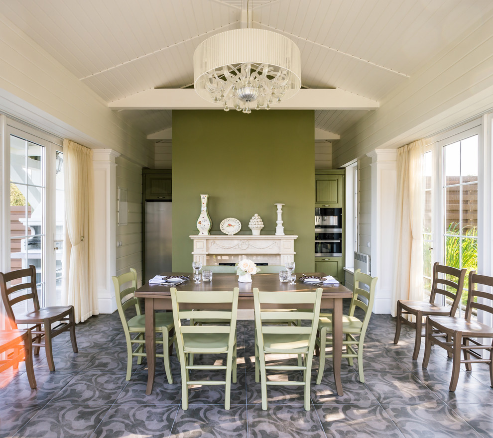 Идея дизайна: отдельная столовая среднего размера в классическом стиле с зелеными стенами, полом из керамической плитки, стандартным камином, фасадом камина из камня и коричневым полом