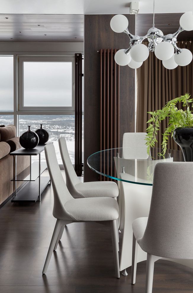 Immagine di una sala da pranzo aperta verso il soggiorno contemporanea di medie dimensioni con pareti grigie e pavimento marrone