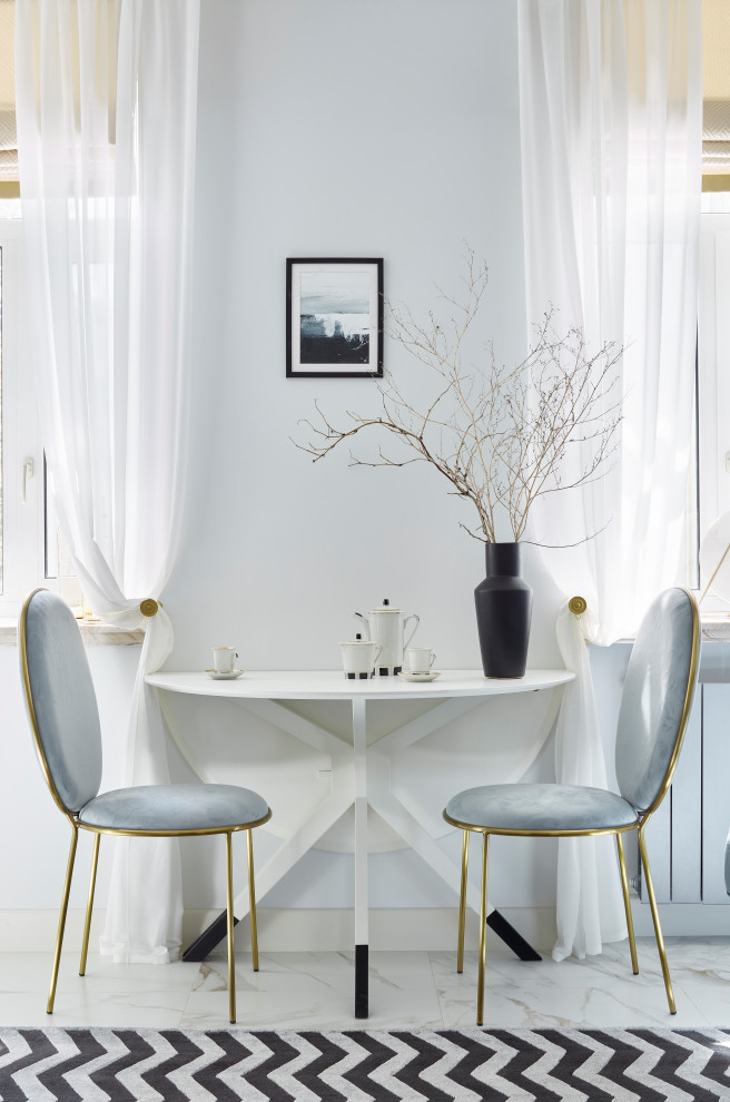 Пример оригинального дизайна: маленькая столовая в современном стиле с белыми стенами, полом из керамогранита и белым полом для на участке и в саду