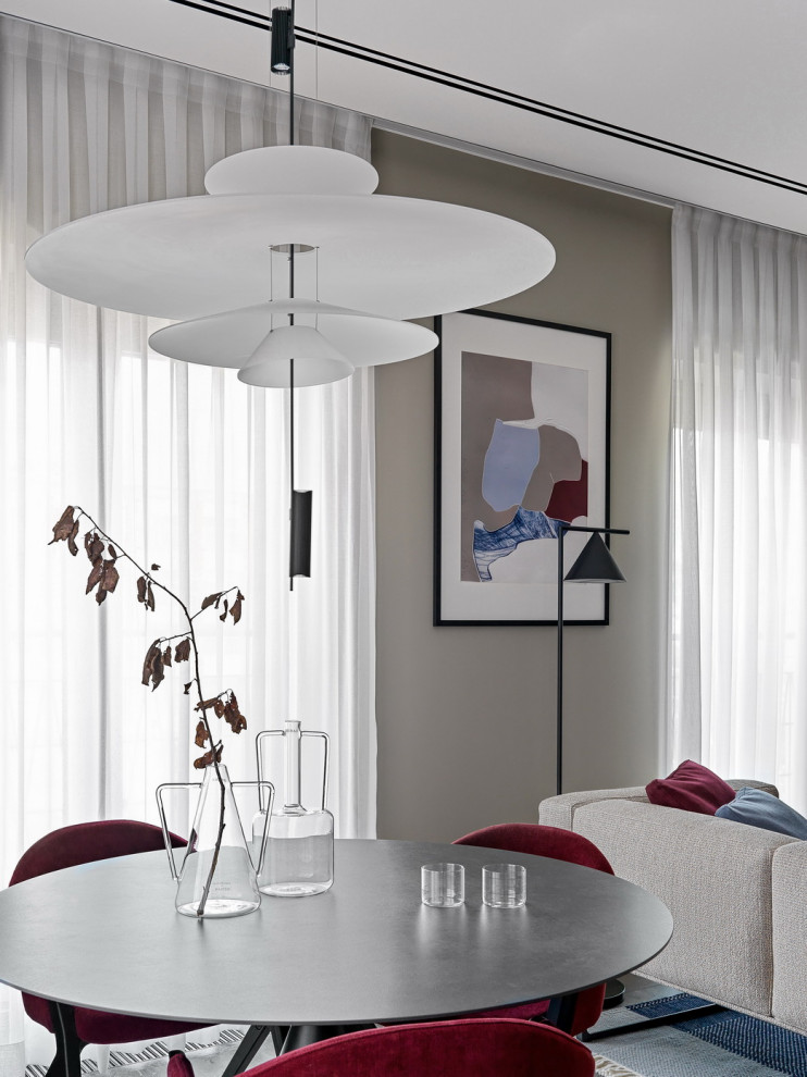 Пример оригинального дизайна: гостиная-столовая среднего размера в современном стиле с бежевыми стенами, полом из керамогранита и коричневым полом