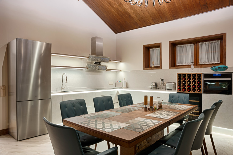 Стильный дизайн: большая кухня-столовая в современном стиле с серыми стенами, полом из керамогранита и серым полом - последний тренд
