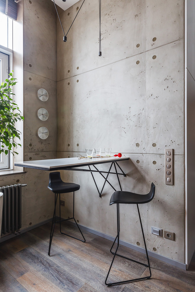 Стильный дизайн: столовая в современном стиле с серыми стенами, паркетным полом среднего тона и коричневым полом - последний тренд