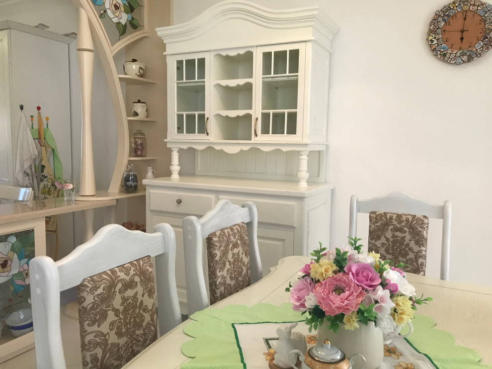 Mittelgroße Shabby-Style Wohnküche mit weißer Wandfarbe in Sonstige