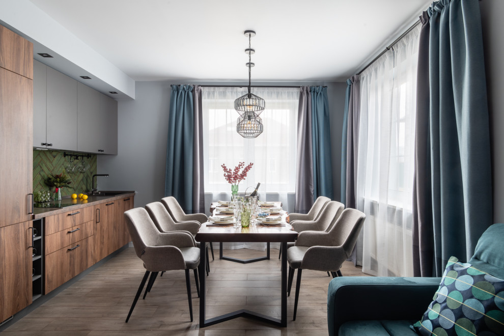 Свежая идея для дизайна: кухня-столовая среднего размера в современном стиле с серыми стенами, полом из керамогранита и серым полом - отличное фото интерьера