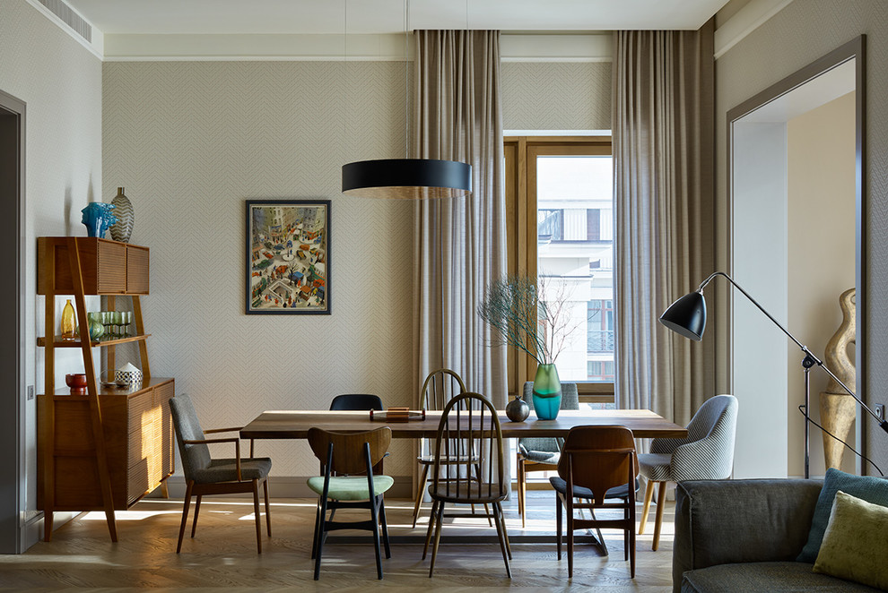 Inspiration pour une salle à manger design avec un mur gris, parquet clair et un sol beige.