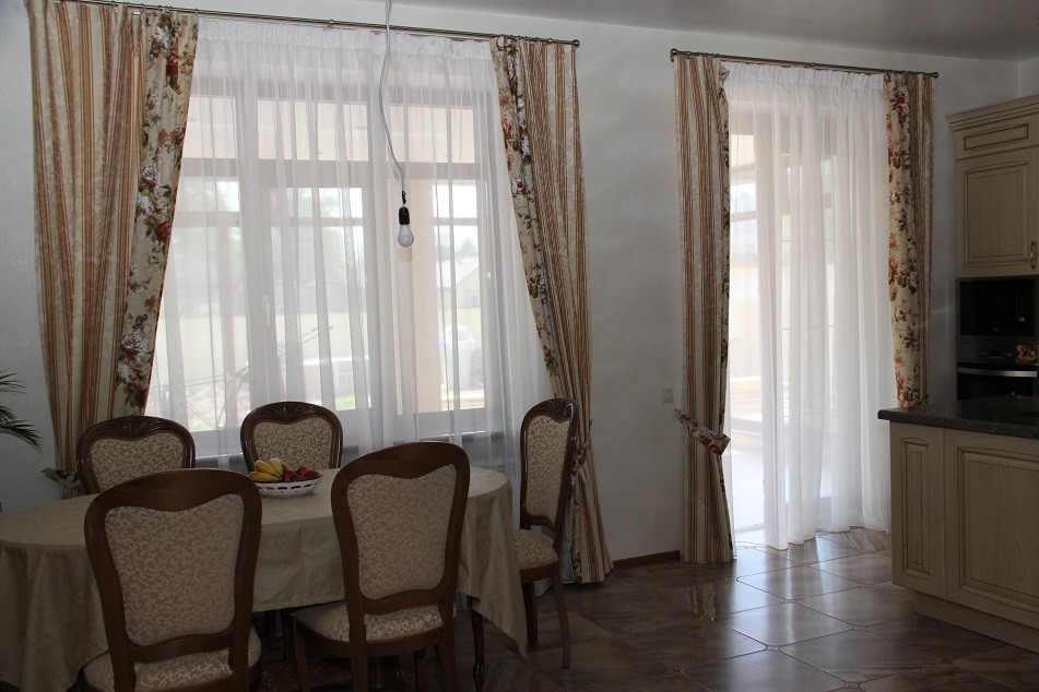 Aménagement d'une salle à manger ouverte sur la cuisine campagne de taille moyenne avec un mur blanc et un sol en carrelage de céramique.