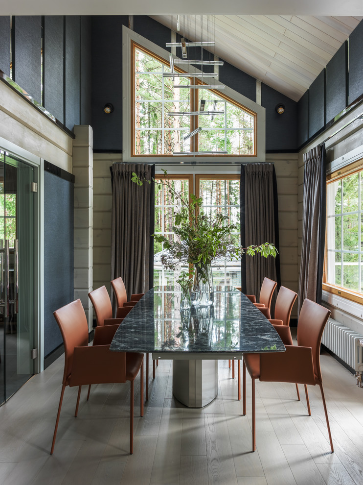 Foto di una sala da pranzo aperta verso il soggiorno contemporanea di medie dimensioni con pareti grigie, parquet chiaro e pavimento grigio