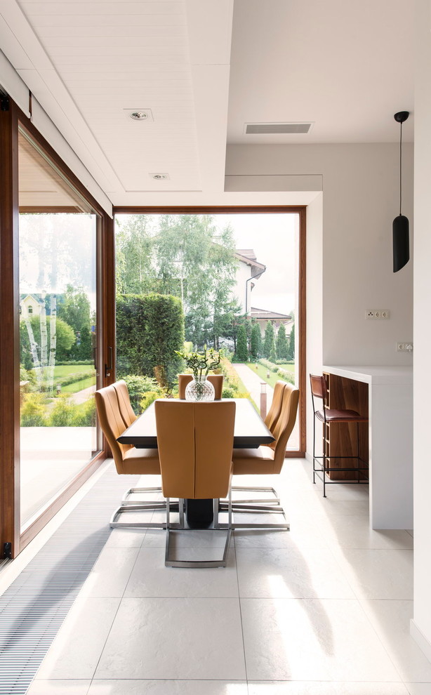 Esempio di una sala da pranzo aperta verso la cucina design con pareti bianche e pavimento bianco