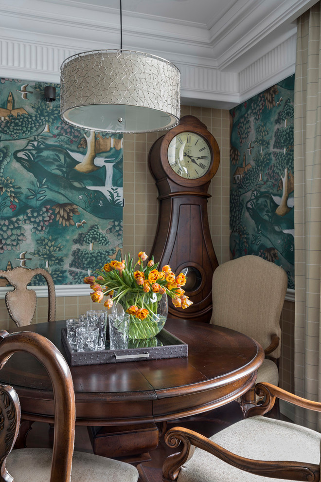 Стильный дизайн: большая гостиная-столовая в викторианском стиле с зелеными стенами, темным паркетным полом и коричневым полом - последний тренд