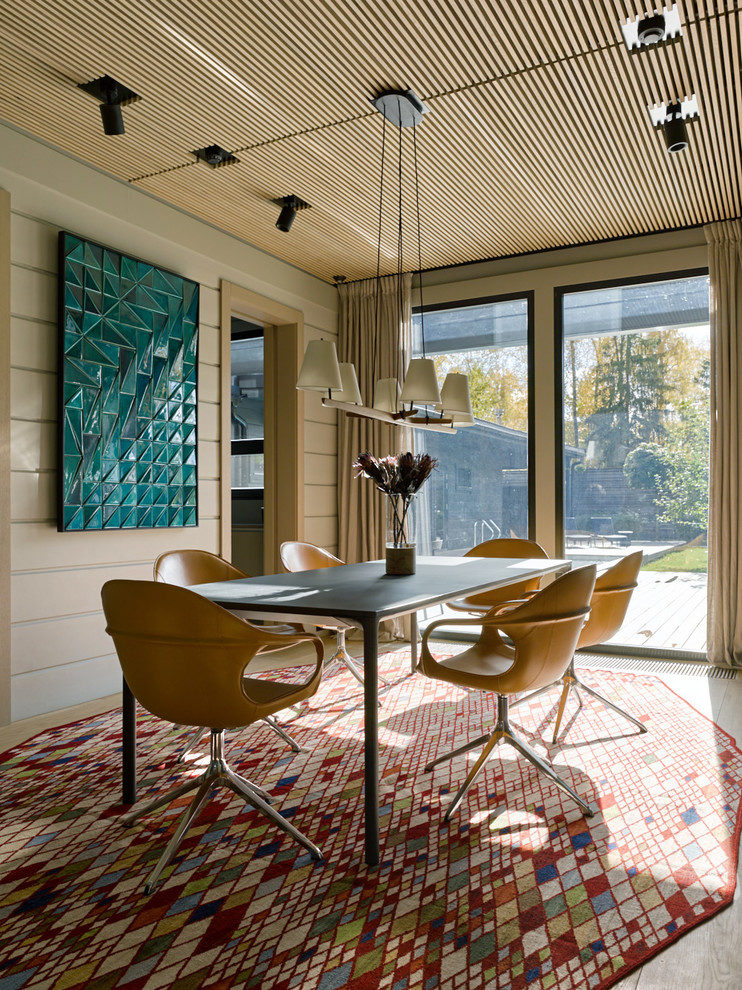 Idée de décoration pour une salle à manger design avec un mur blanc, parquet clair, un sol beige et éclairage.