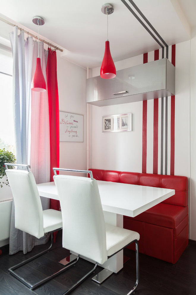 Aménagement d'une rideau de salle à manger contemporaine avec un mur multicolore et parquet foncé.