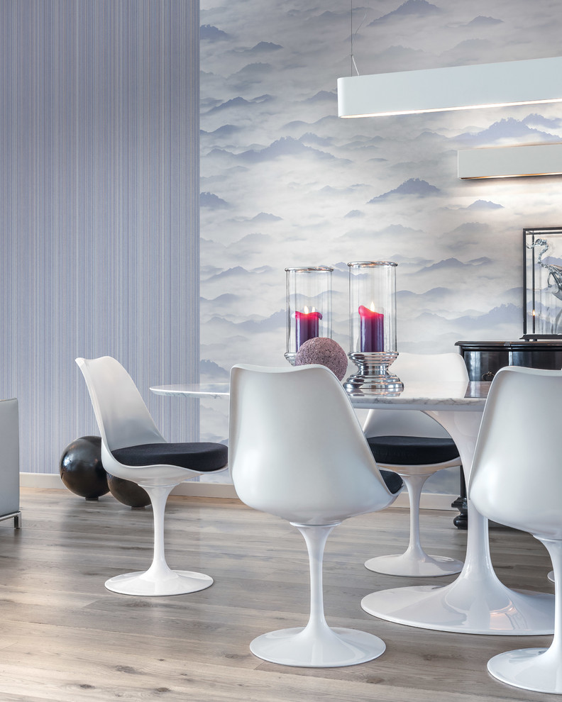 Свежая идея для дизайна: столовая в стиле модернизм с синими стенами - отличное фото интерьера