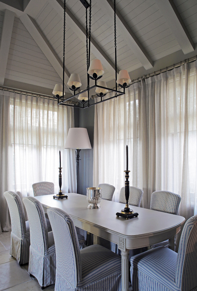 Стильный дизайн: столовая в стиле неоклассика (современная классика) с серыми стенами - последний тренд