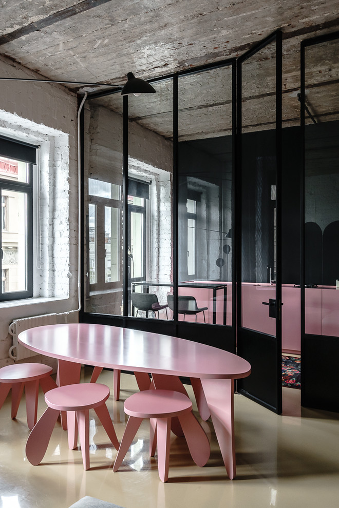Свежая идея для дизайна: отдельная столовая в современном стиле с бежевым полом и белыми стенами - отличное фото интерьера