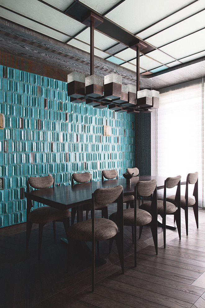 Идея дизайна: столовая в современном стиле с синими стенами и темным паркетным полом