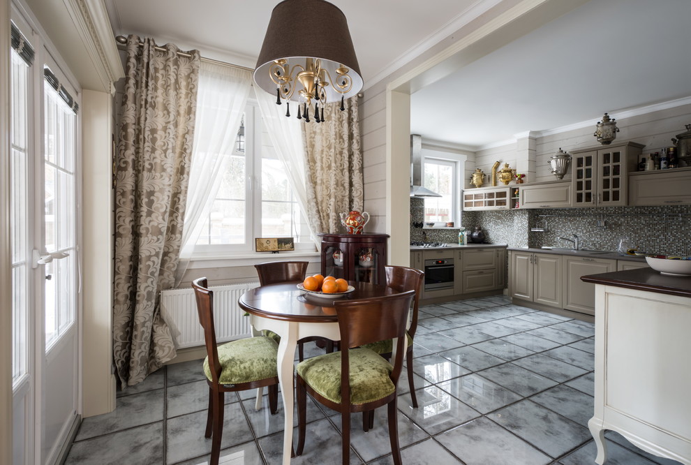 Réalisation d'une petite salle à manger ouverte sur la cuisine tradition avec un mur gris.