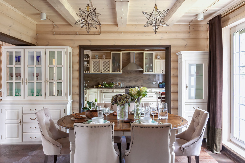 Inspiration pour une salle à manger ouverte sur le salon chalet de taille moyenne avec un mur beige, parquet foncé et un sol marron.