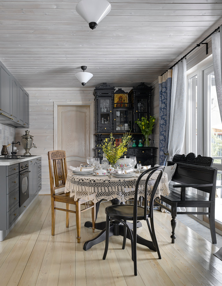 Diseño de comedor de cocina de estilo de casa de campo con suelo de madera clara