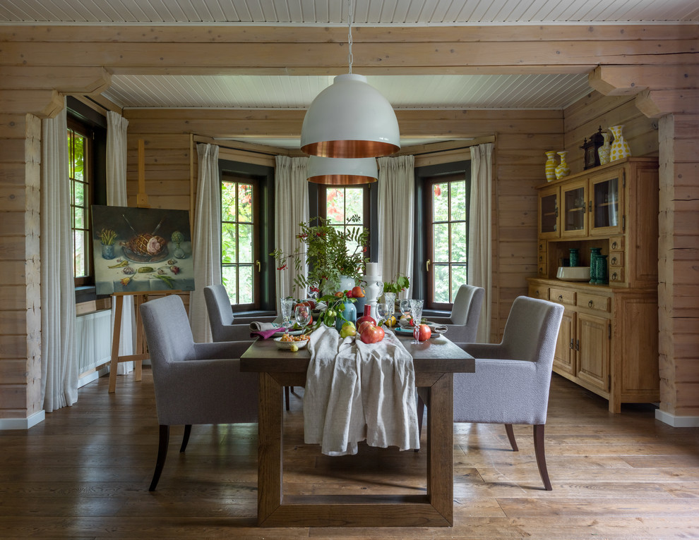 Inspiration pour une salle à manger rustique de taille moyenne et fermée avec un mur beige, un sol marron et un sol en bois brun.
