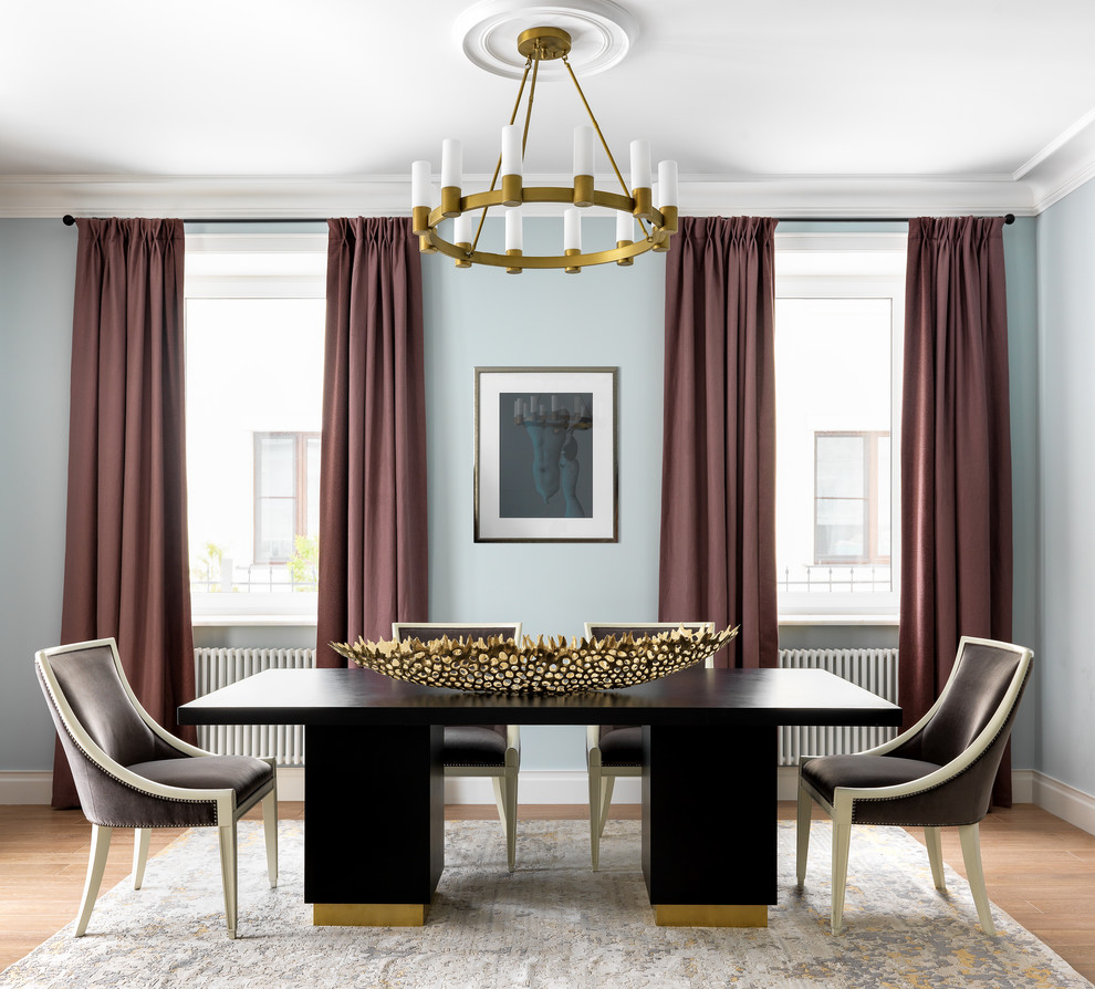 Источник вдохновения для домашнего уюта: столовая в стиле неоклассика (современная классика) с синими стенами, паркетным полом среднего тона и коричневым полом