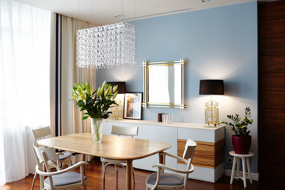 Ispirazione per una sala da pranzo design di medie dimensioni con pareti blu, pavimento in legno massello medio e pavimento marrone