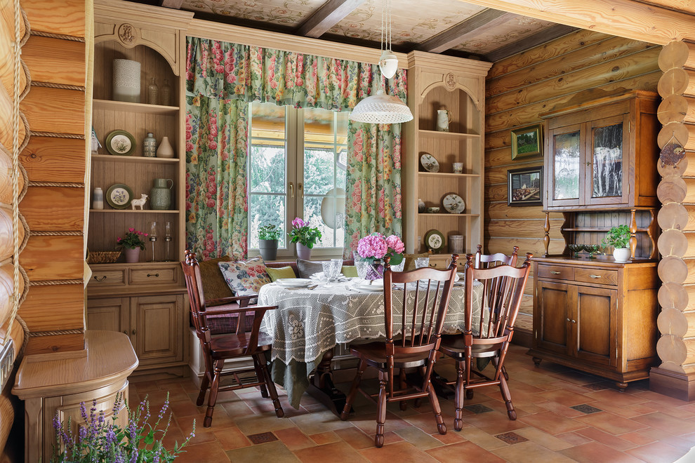 На фото: гостиная-столовая в стиле кантри с коричневыми стенами и коричневым полом