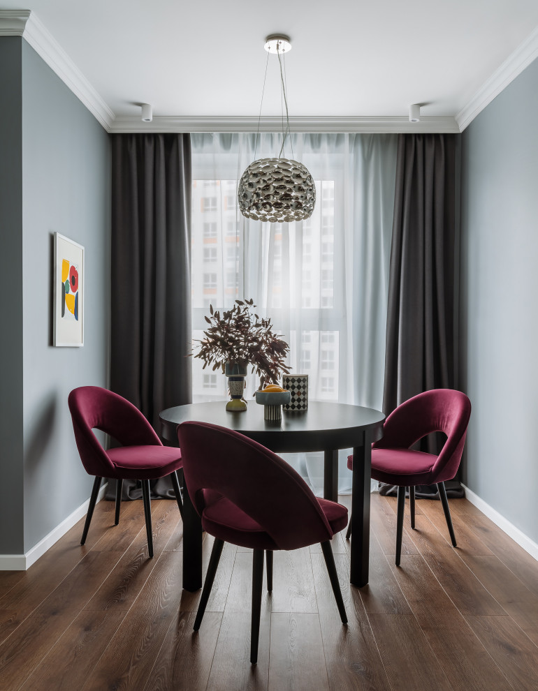 Aménagement d'une salle à manger contemporaine.