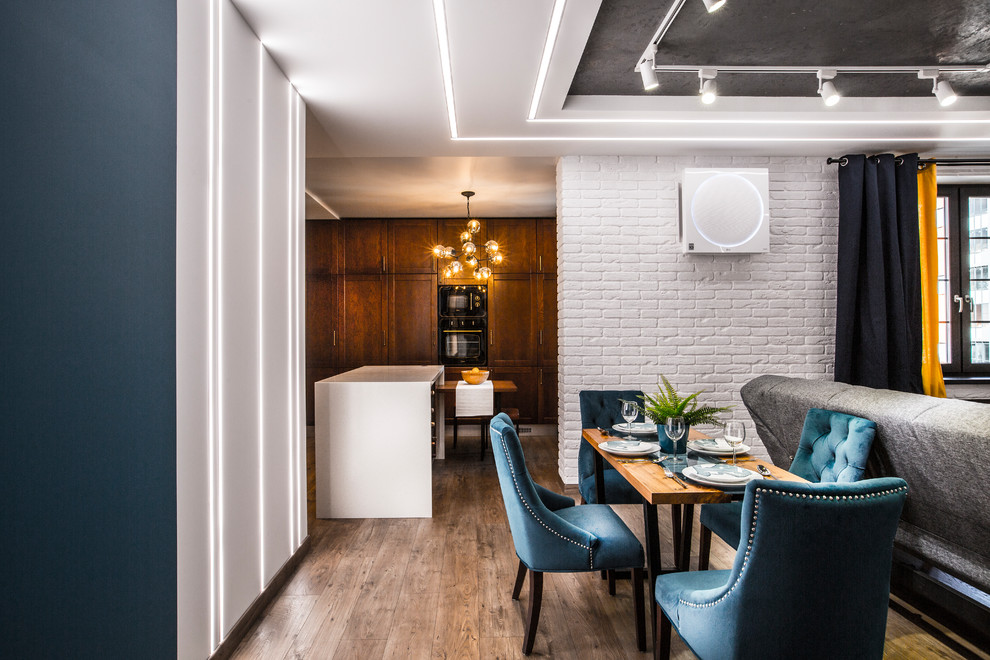 Ispirazione per una sala da pranzo aperta verso il soggiorno minimal con pareti bianche, pavimento in legno massello medio e pavimento marrone