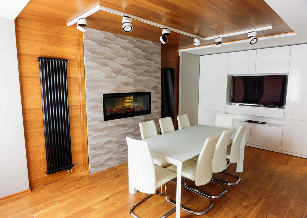 Imagen de comedor contemporáneo con suelo de madera en tonos medios, chimenea lineal y paredes marrones