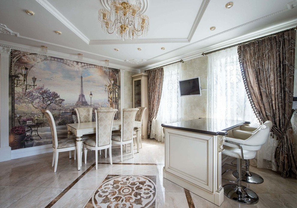 Inspiration pour une salle à manger ouverte sur la cuisine traditionnelle avec un mur beige et un sol beige.