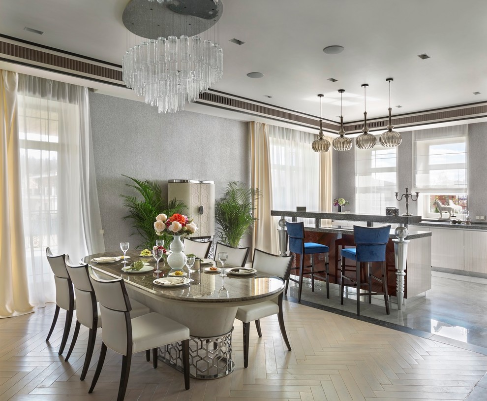 Idee per una sala da pranzo aperta verso la cucina classica con pareti grigie e parquet chiaro