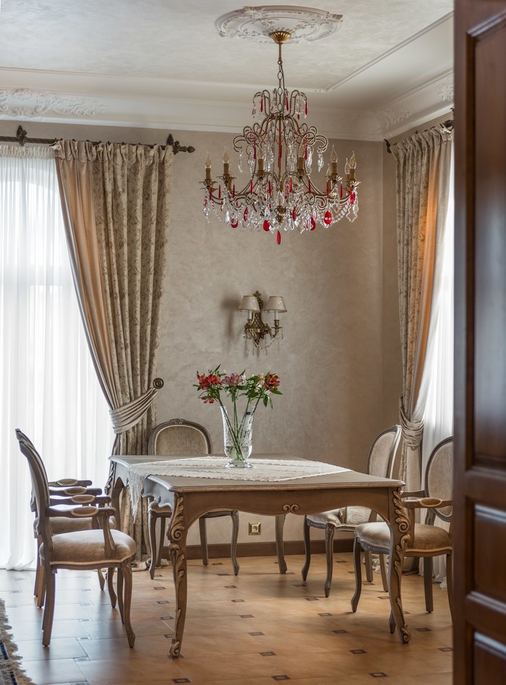Esempio di una grande sala da pranzo classica con pareti beige e pavimento con piastrelle in ceramica