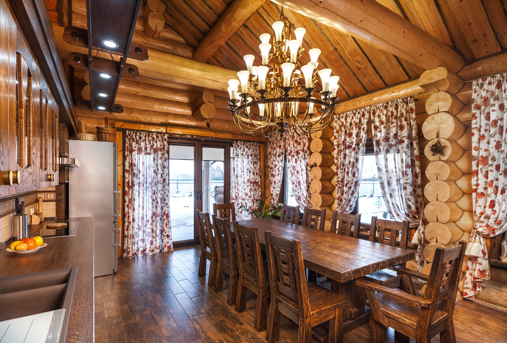 Источник вдохновения для домашнего уюта: столовая в стиле рустика с коричневыми стенами