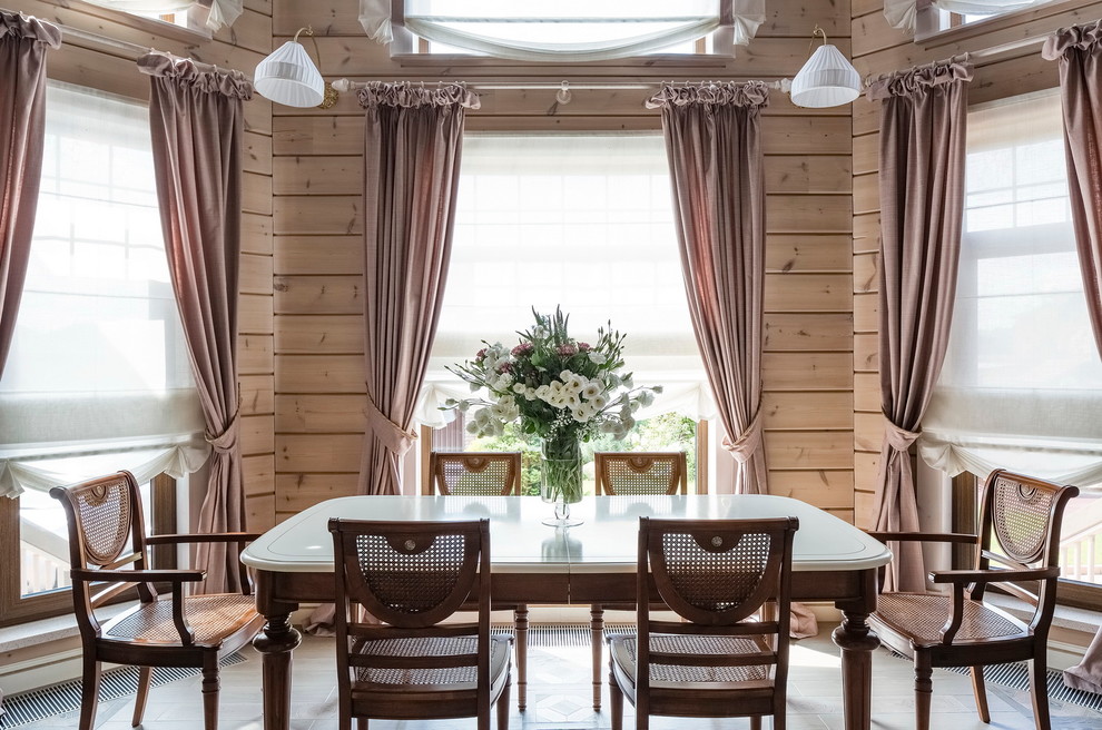 Immagine di una sala da pranzo country con pareti beige