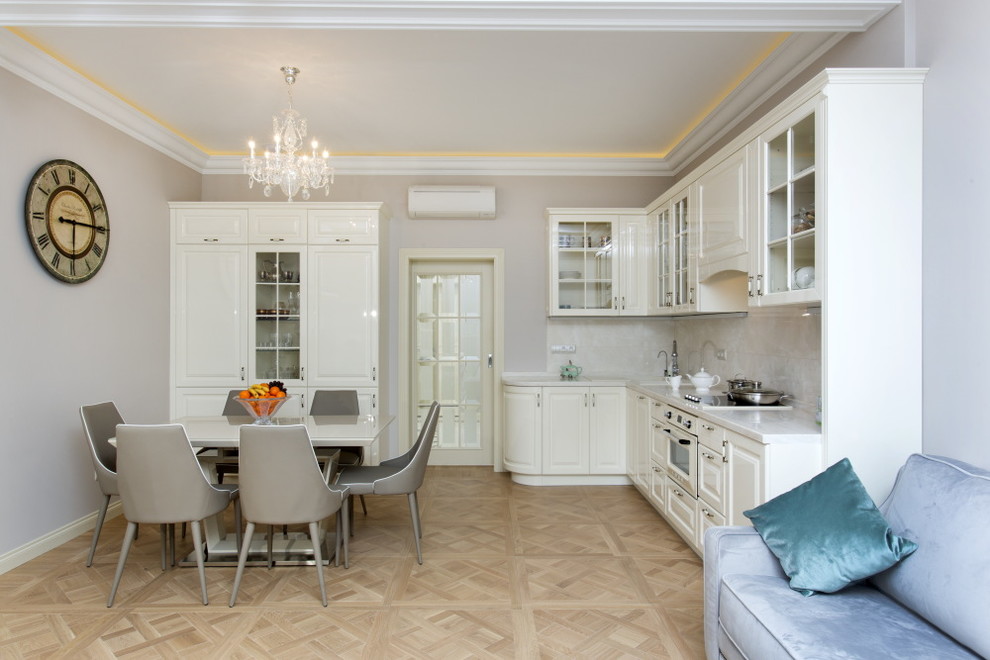 Immagine di una sala da pranzo aperta verso la cucina classica di medie dimensioni con pareti beige e pavimento in legno massello medio
