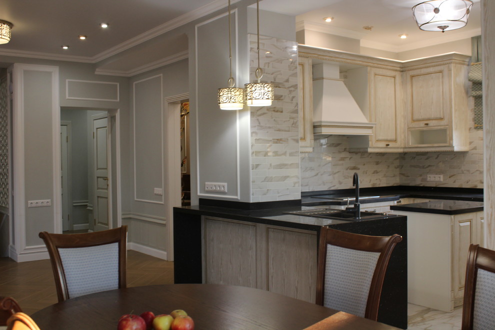 Источник вдохновения для домашнего уюта: кухня-столовая среднего размера в стиле неоклассика (современная классика) с серыми стенами, полом из керамогранита и коричневым полом