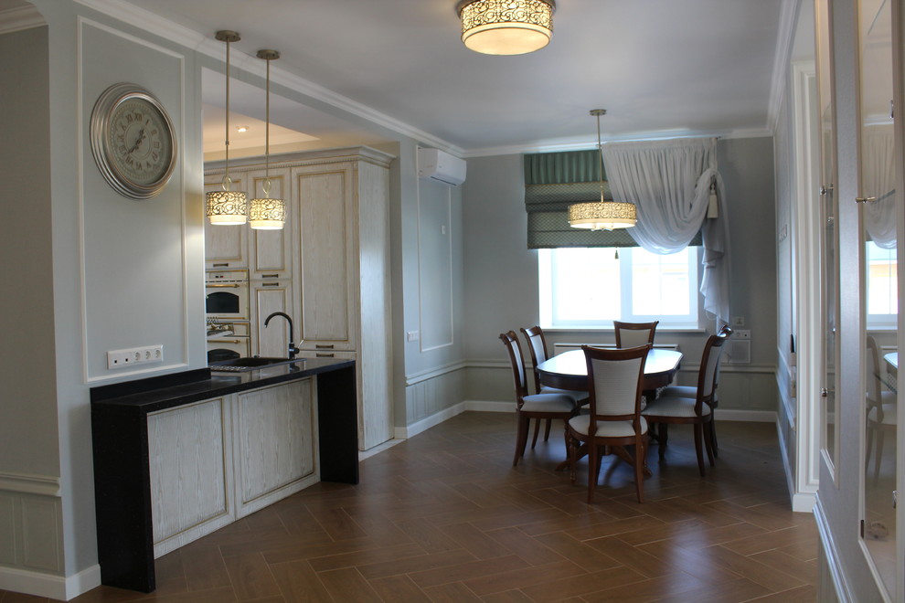 На фото: кухня-столовая среднего размера в стиле неоклассика (современная классика) с серыми стенами, полом из керамогранита и коричневым полом с