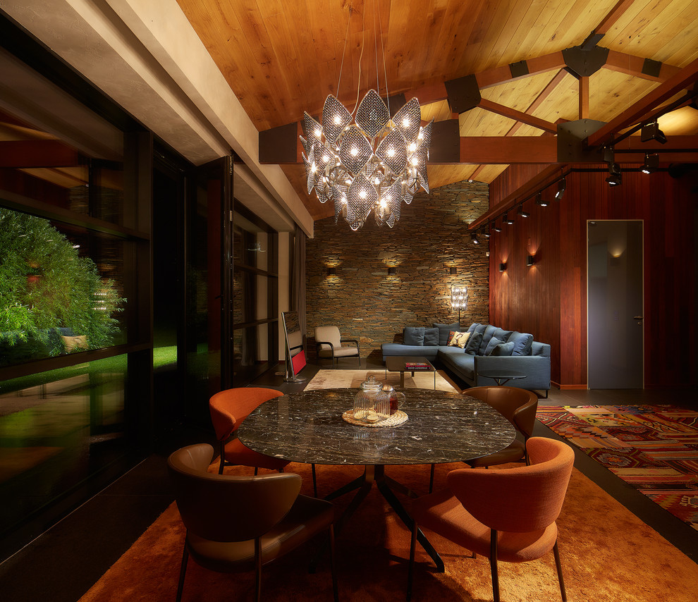 Idées déco pour une salle à manger contemporaine de taille moyenne avec un mur marron, un sol en carrelage de porcelaine et éclairage.