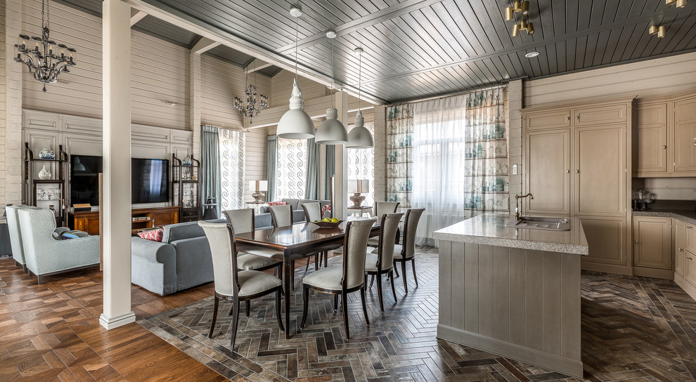 Ispirazione per una grande sala da pranzo aperta verso la cucina classica con pareti grigie, pavimento con piastrelle in ceramica e pavimento marrone