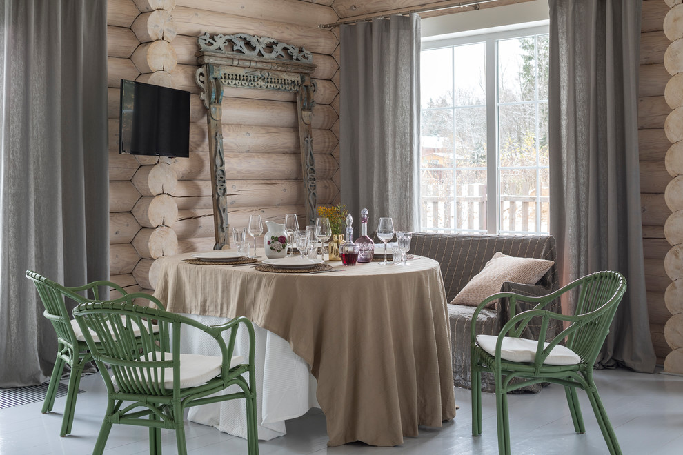 Cette image montre une salle à manger ouverte sur la cuisine rustique de taille moyenne avec un mur beige, parquet peint, aucune cheminée et un sol gris.