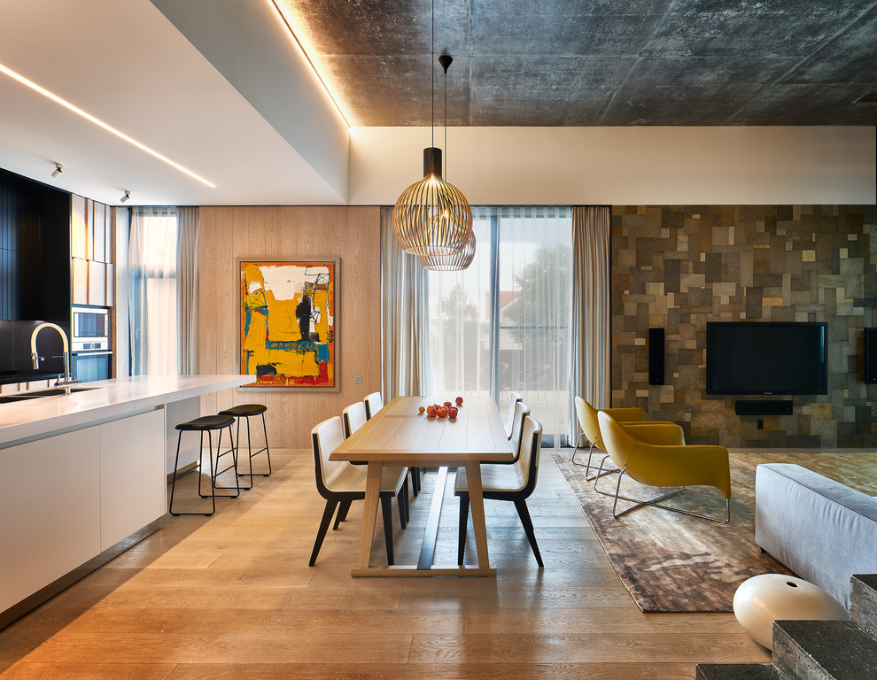 Ispirazione per una sala da pranzo aperta verso il soggiorno minimal di medie dimensioni con pavimento in legno massello medio e pavimento marrone