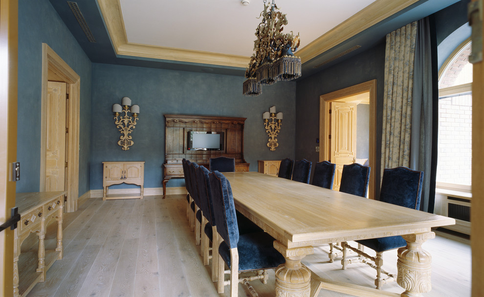 На фото: большая отдельная столовая в стиле неоклассика (современная классика) с синими стенами, деревянным полом и бежевым полом