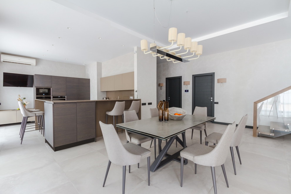 Esempio di una grande sala da pranzo aperta verso la cucina minimal con pavimento in gres porcellanato e pavimento grigio