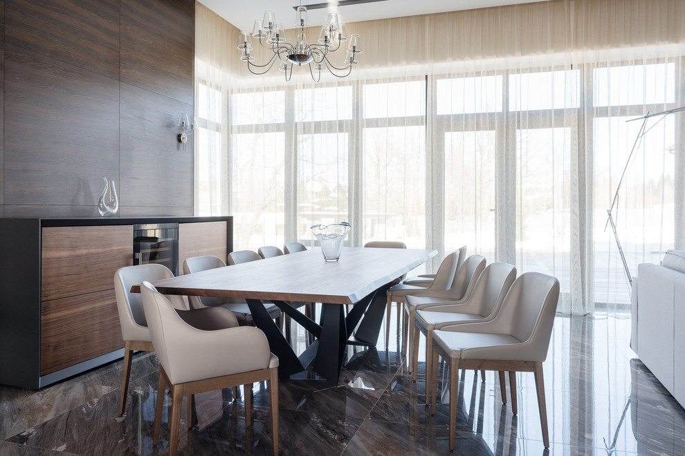 Inspiration pour une salle à manger ouverte sur le salon nordique de taille moyenne avec un mur marron, un sol en marbre et un sol gris.