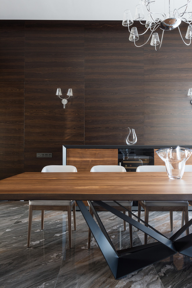 Aménagement d'une salle à manger ouverte sur le salon scandinave de taille moyenne avec un mur marron, un sol en marbre et un sol gris.