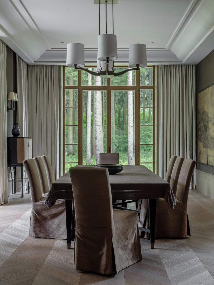 Inspiration pour une grande salle à manger ouverte sur le salon traditionnelle avec un mur marron, un sol gris, du papier peint et un sol en bois brun.