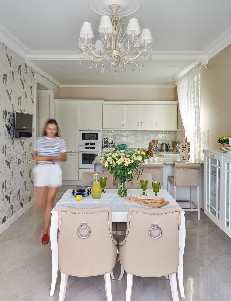 Пример оригинального дизайна: кухня-столовая в классическом стиле с разноцветными стенами и серым полом без камина