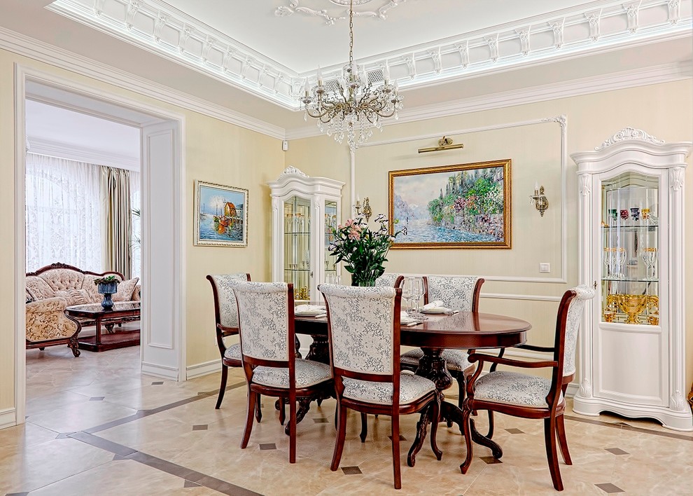 Ispirazione per una sala da pranzo aperta verso il soggiorno tradizionale con pareti beige, pavimento in gres porcellanato e pavimento beige