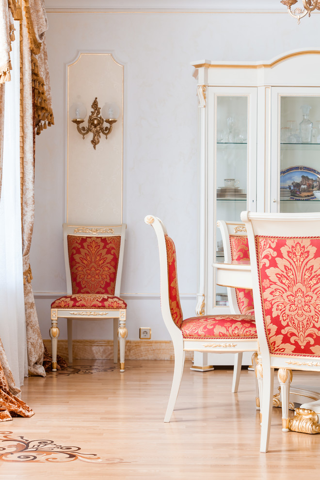 Ispirazione per una sala da pranzo classica con parquet chiaro e pareti bianche