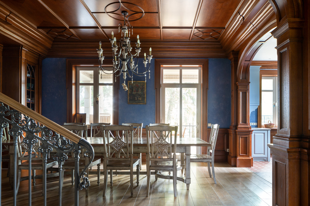 Стильный дизайн: столовая в викторианском стиле с синими стенами и бежевым полом - последний тренд
